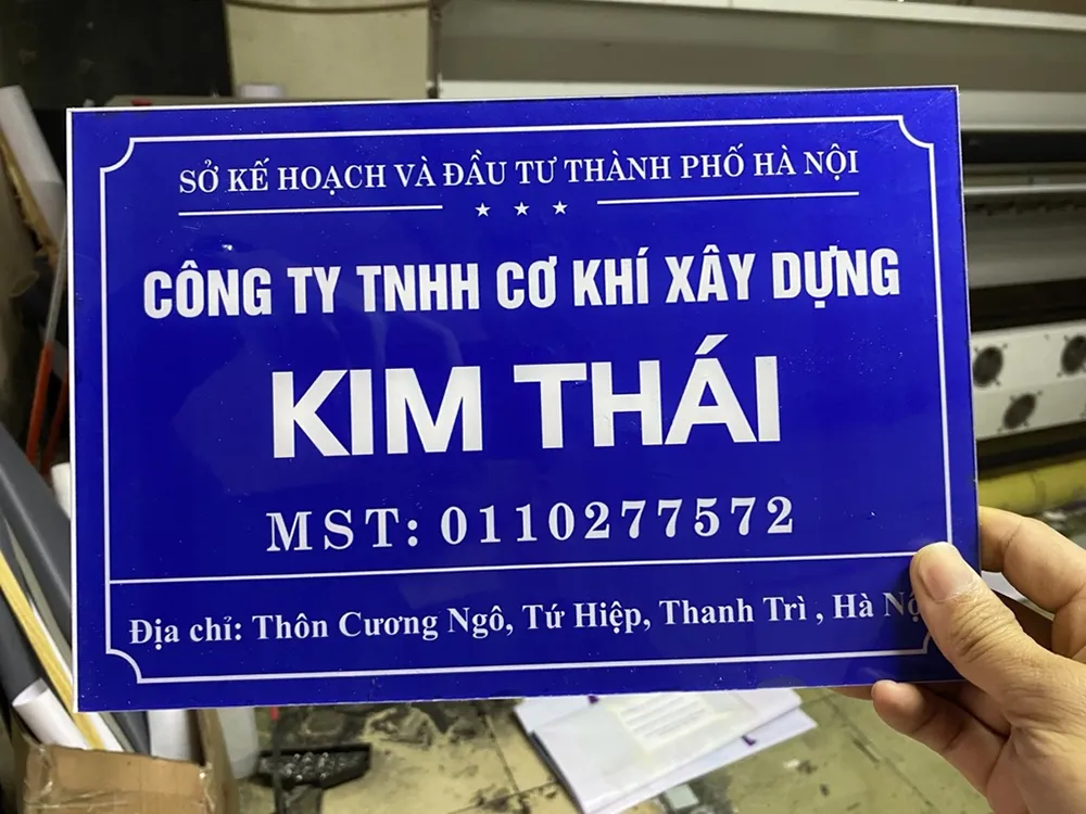 Tại sao nên chọn biển hiệu công ty bằng mica?