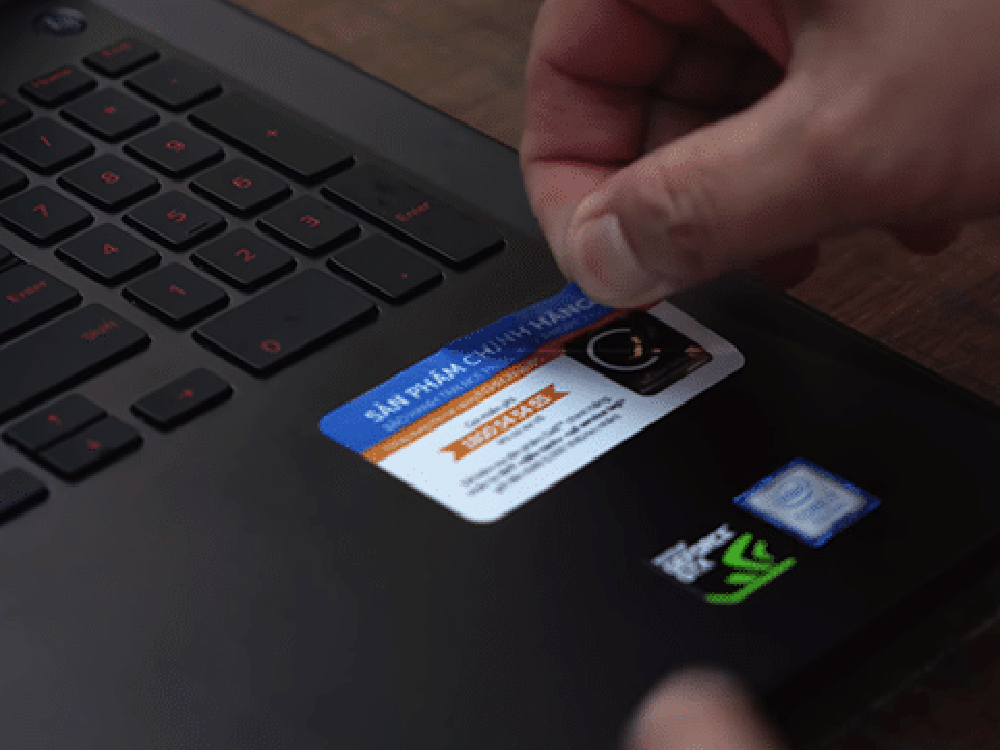 Tem bảo hành laptop dán gần bàn phím