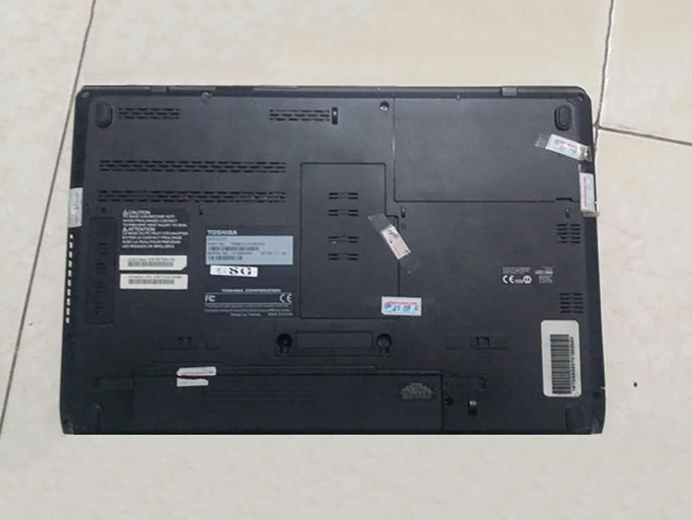 Tem bảo hành laptop dán ở mặt đáy laptop
