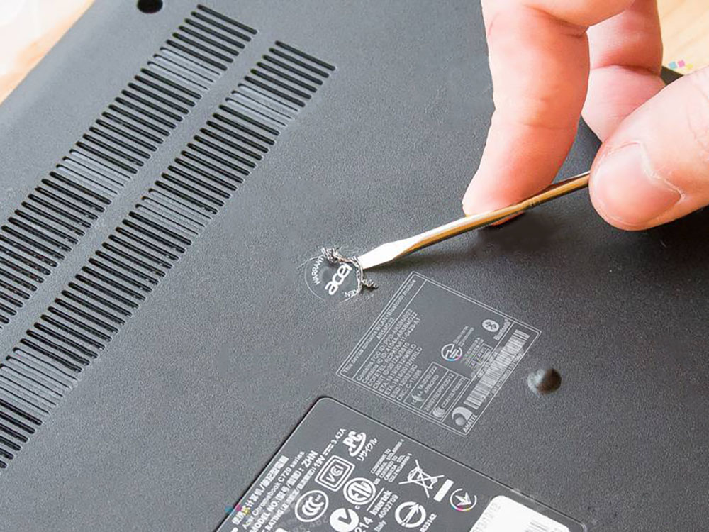 Tem bảo hành laptop dán trên ốc vít