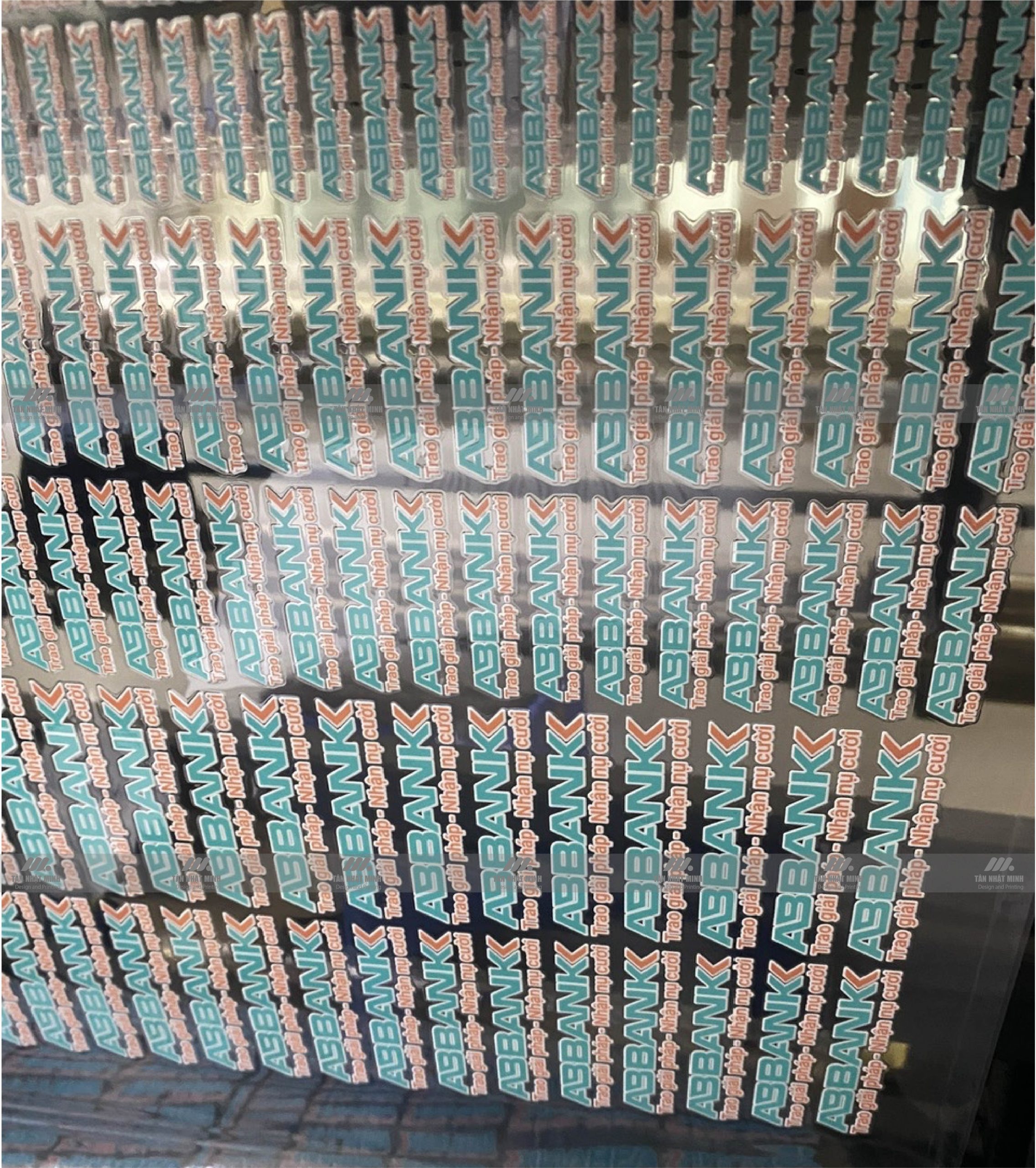 Những lưu ý gì khi dán decal UV DTF ?