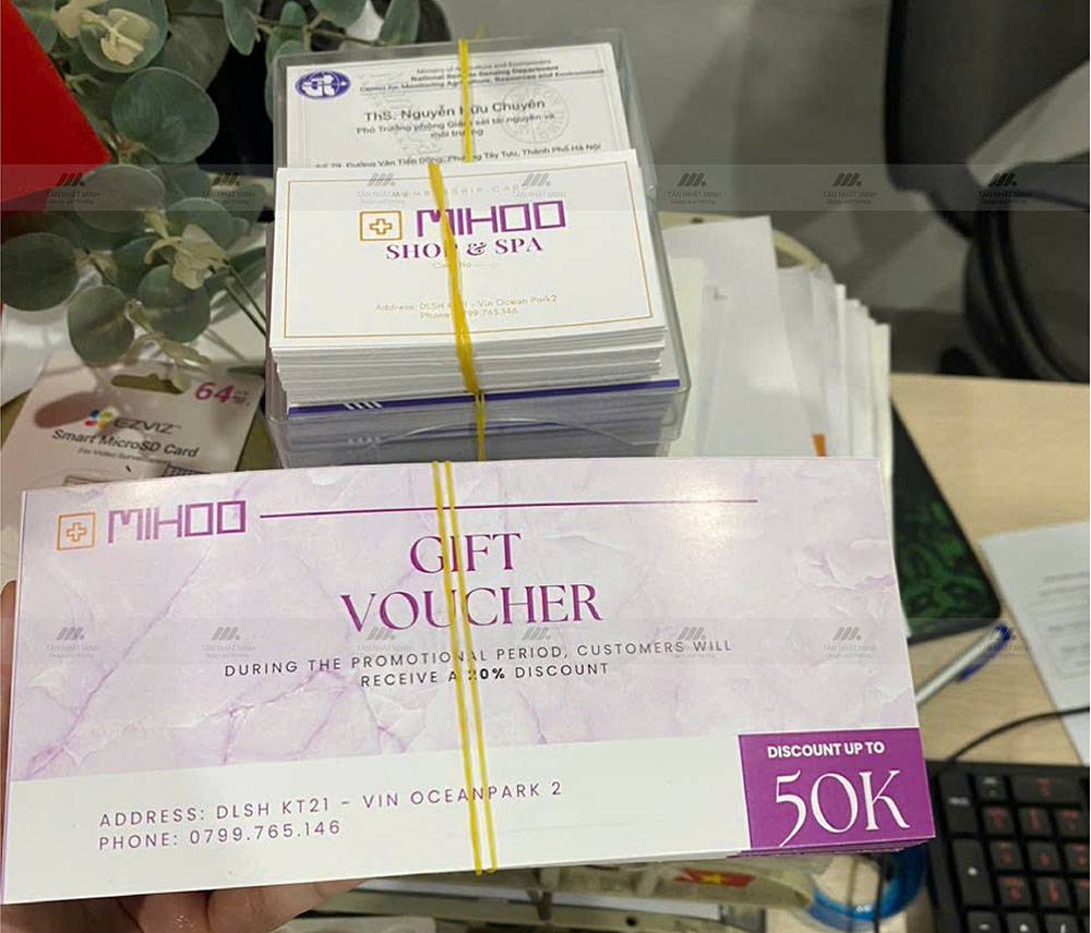 Giá in voucher phụ thuộc vào chất liệu, số lượng in và hình thức gia công
