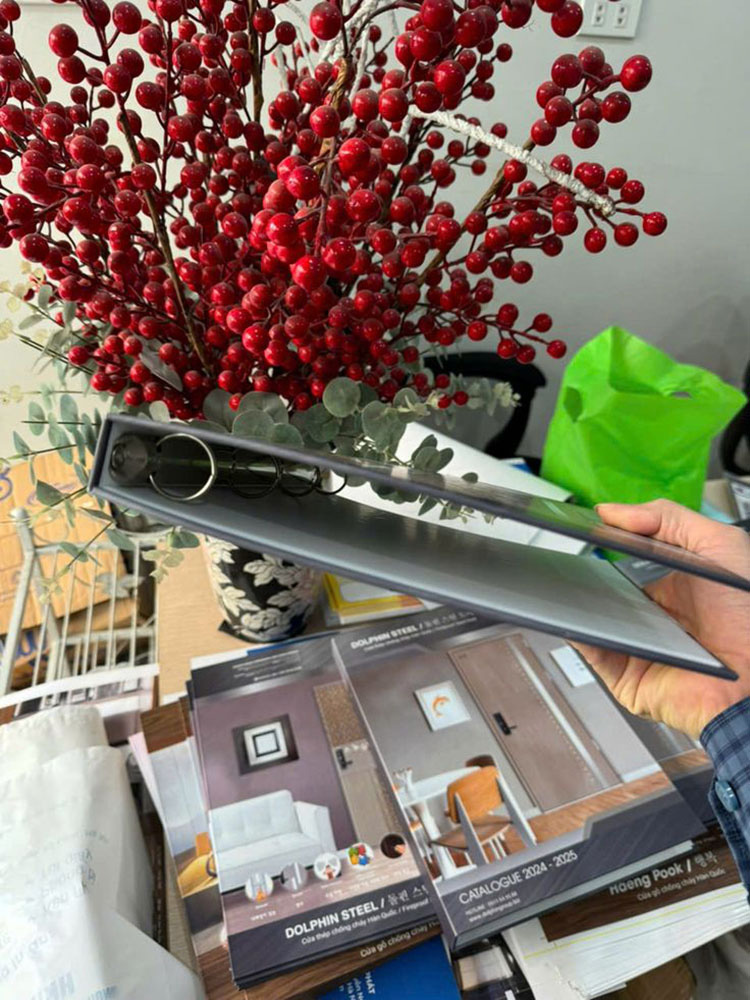 Kẹp file bìa bồi còng sắt sử dụng trong lưu mẫu sản phẩm