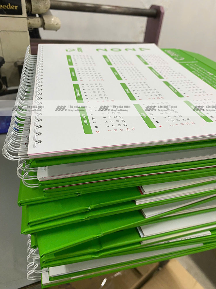 Gáy lịch đóng lò xo chắc chắn, tiện lợi khi lật xem từng trang