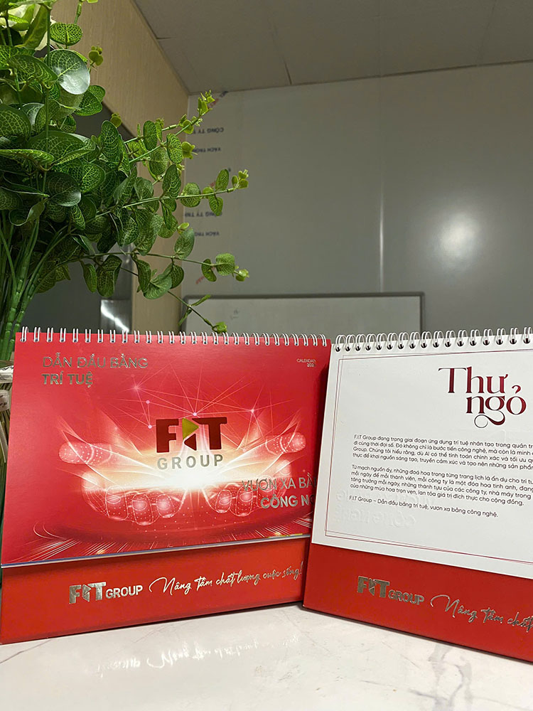 Lịch để bàn chữ A độc quyền, ép nhũ chân lịch